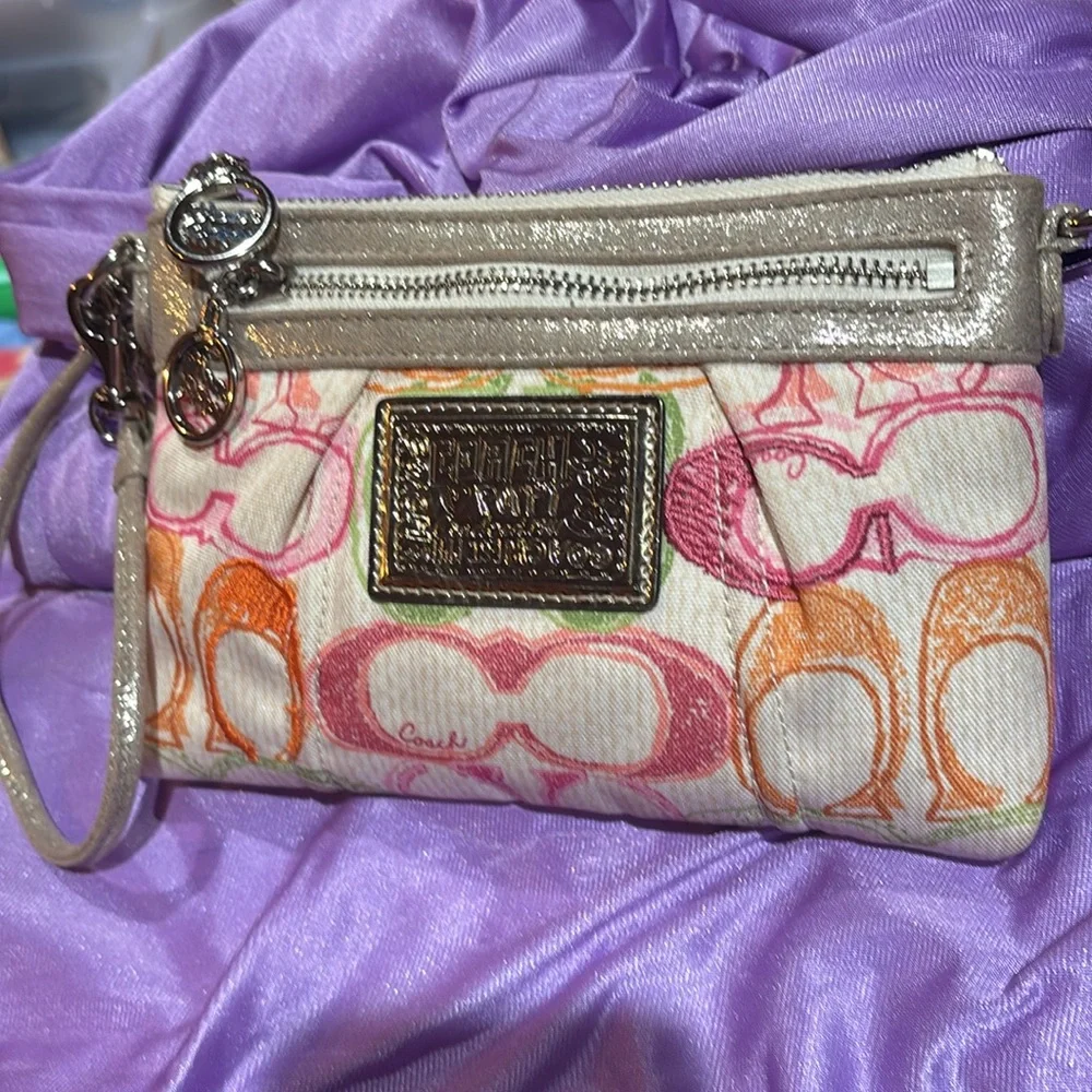 Coach Poppy Wristlet - Picture 3 of 15